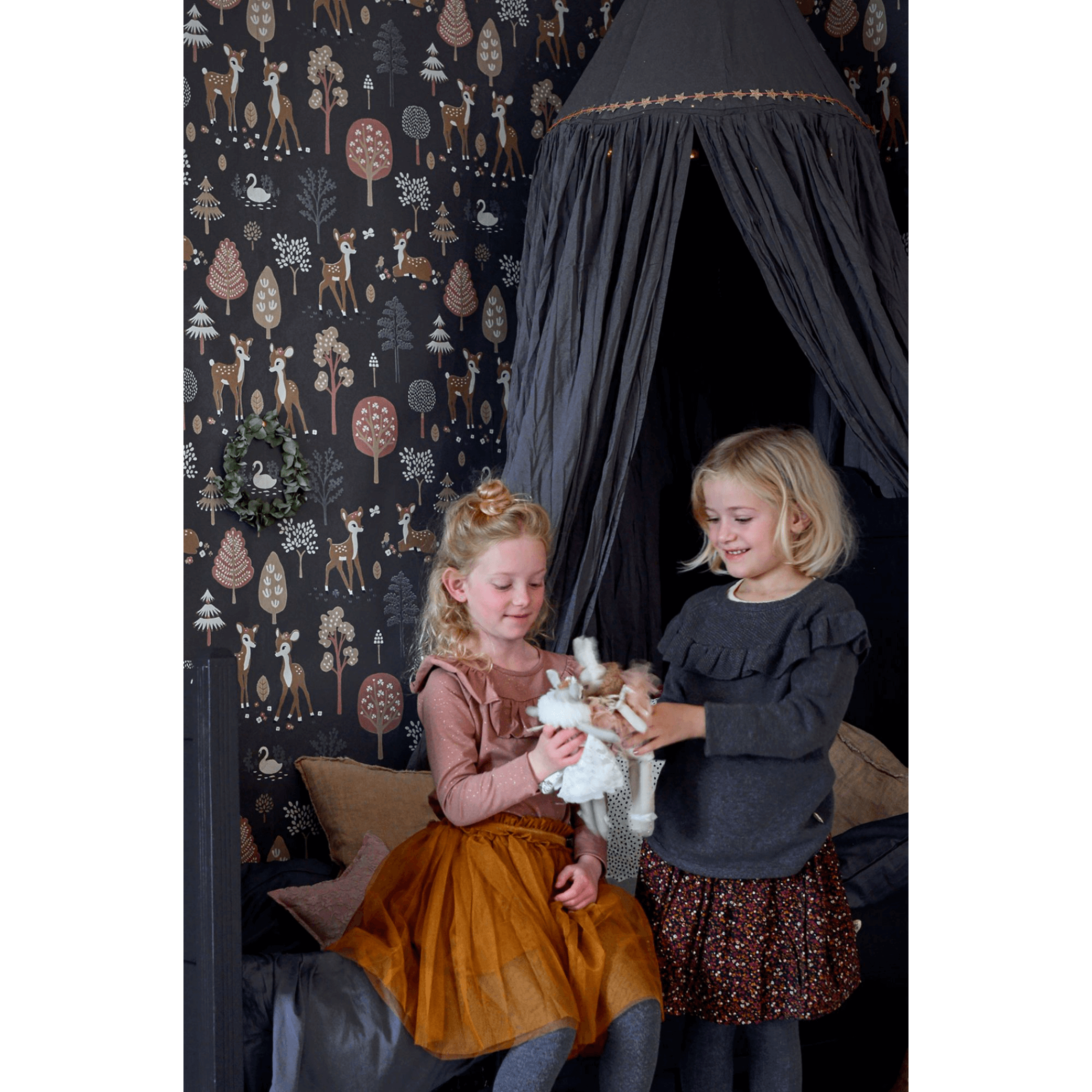 Majvillan Golden Woods Wallpaper 125-05 children in front of bed and wallpaper