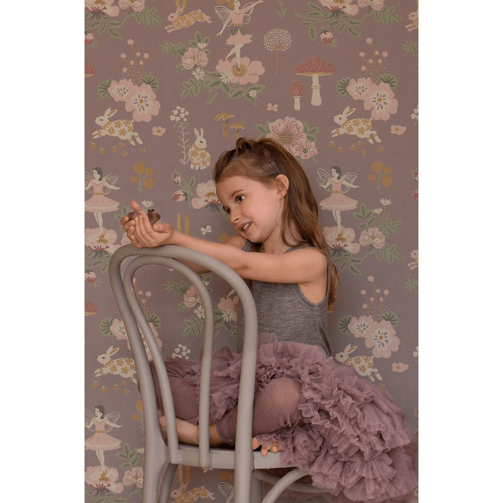 Majvillan Old Garden Wallpaper 138-04 girl sitting on chair