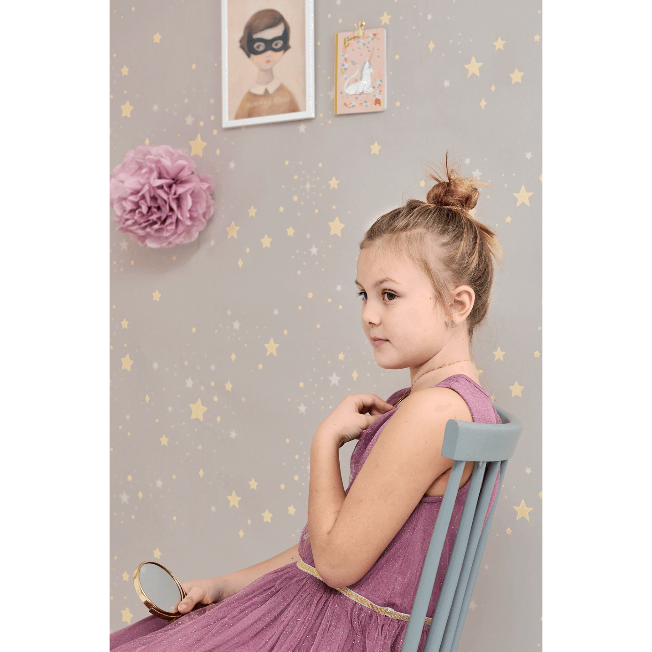 Majvillan Twinkle Wallpaper 135-02 girl sitting in front of wallpaper