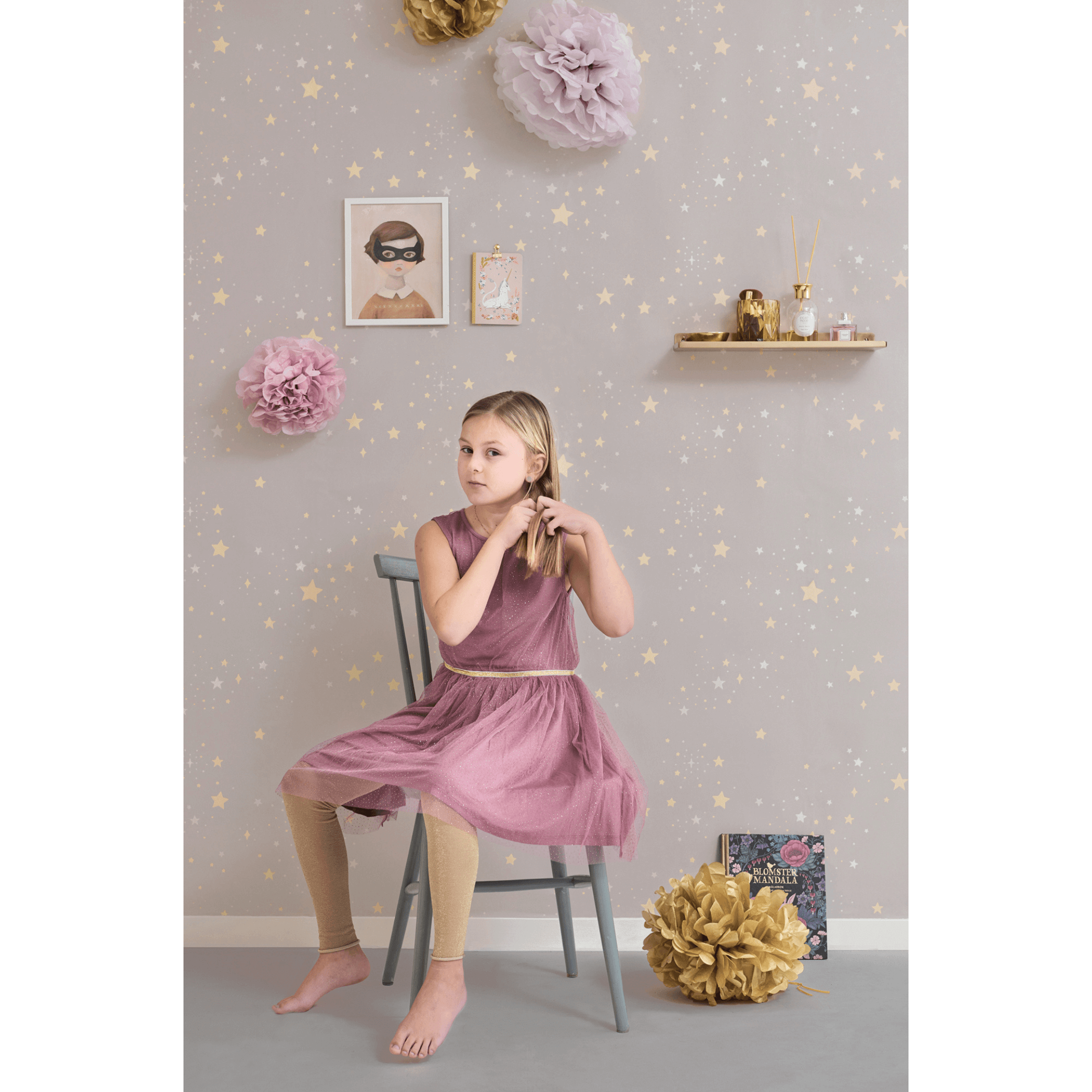 Majvillan Twinkle Wallpaper 135-02 full view girl sitting in front of wallpaper